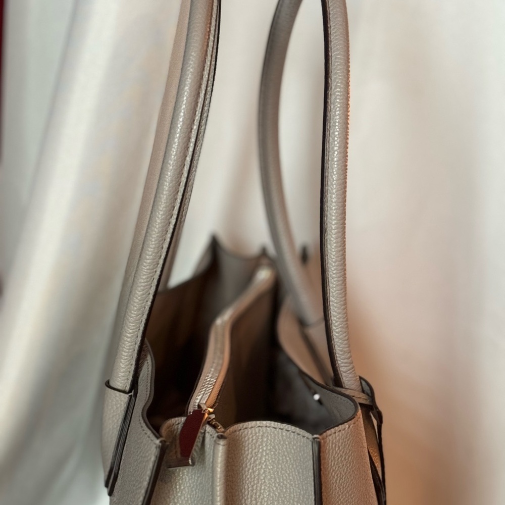 Micheal Kors Purse - Picture 5 of 11
